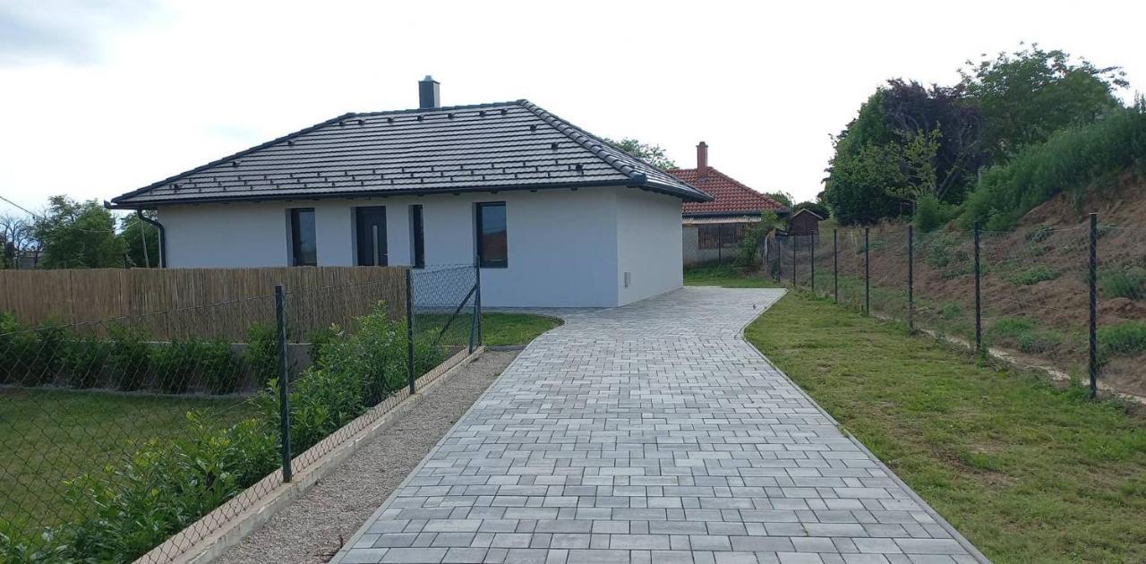 Bridgiet Home Apartman Черсегтомай Экстерьер фото